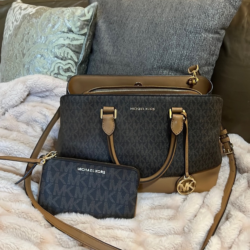 Micheal Kors purse and wristlet
